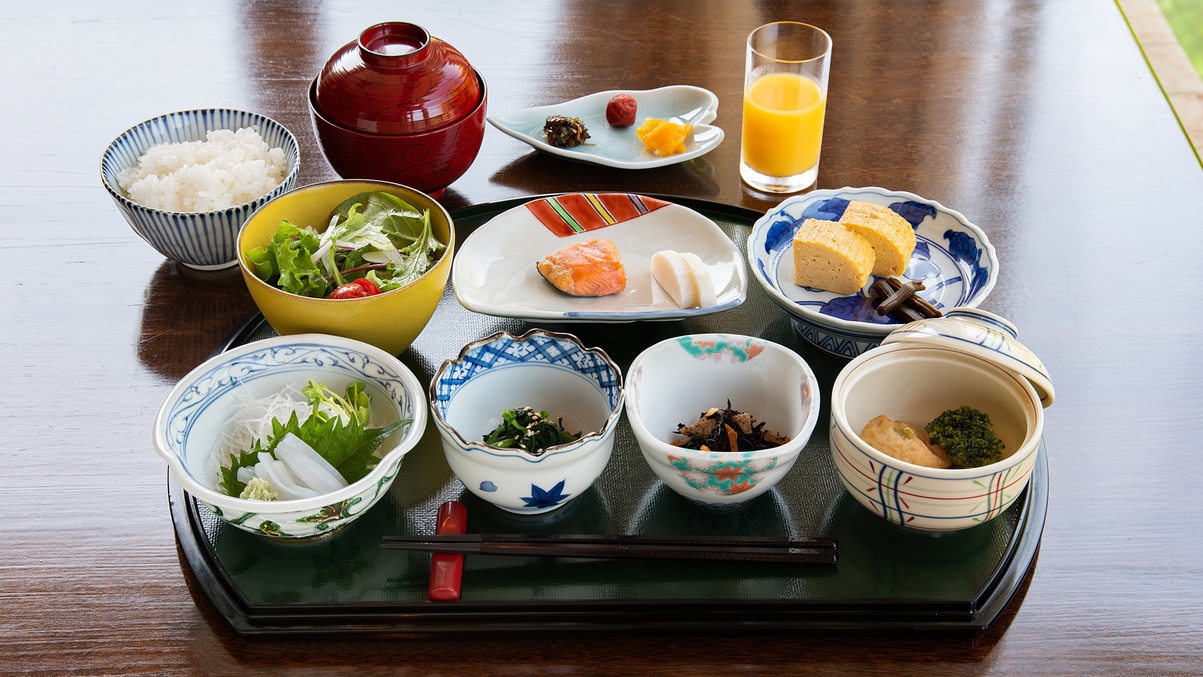 【朝食一例】定番ながらも滋味に富む、健康的な和朝食をご提供いたします。