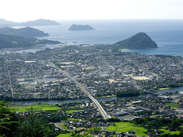 【萩三角州】日本海と松本川、橋本川に挟まれた三角州に出来た城下町「萩」。右奥がお城山「指月山」。