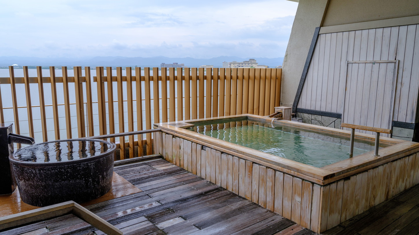 【大浴場】露天風呂「槇の主浴槽+ヒノキの樽風呂」