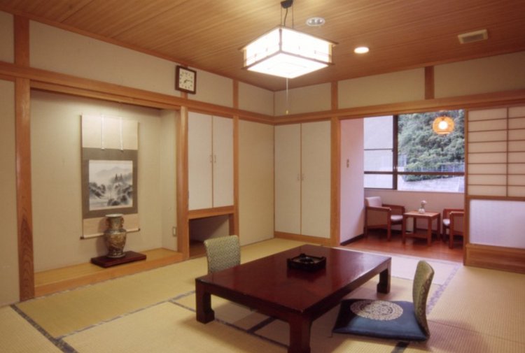 川沿いの部屋