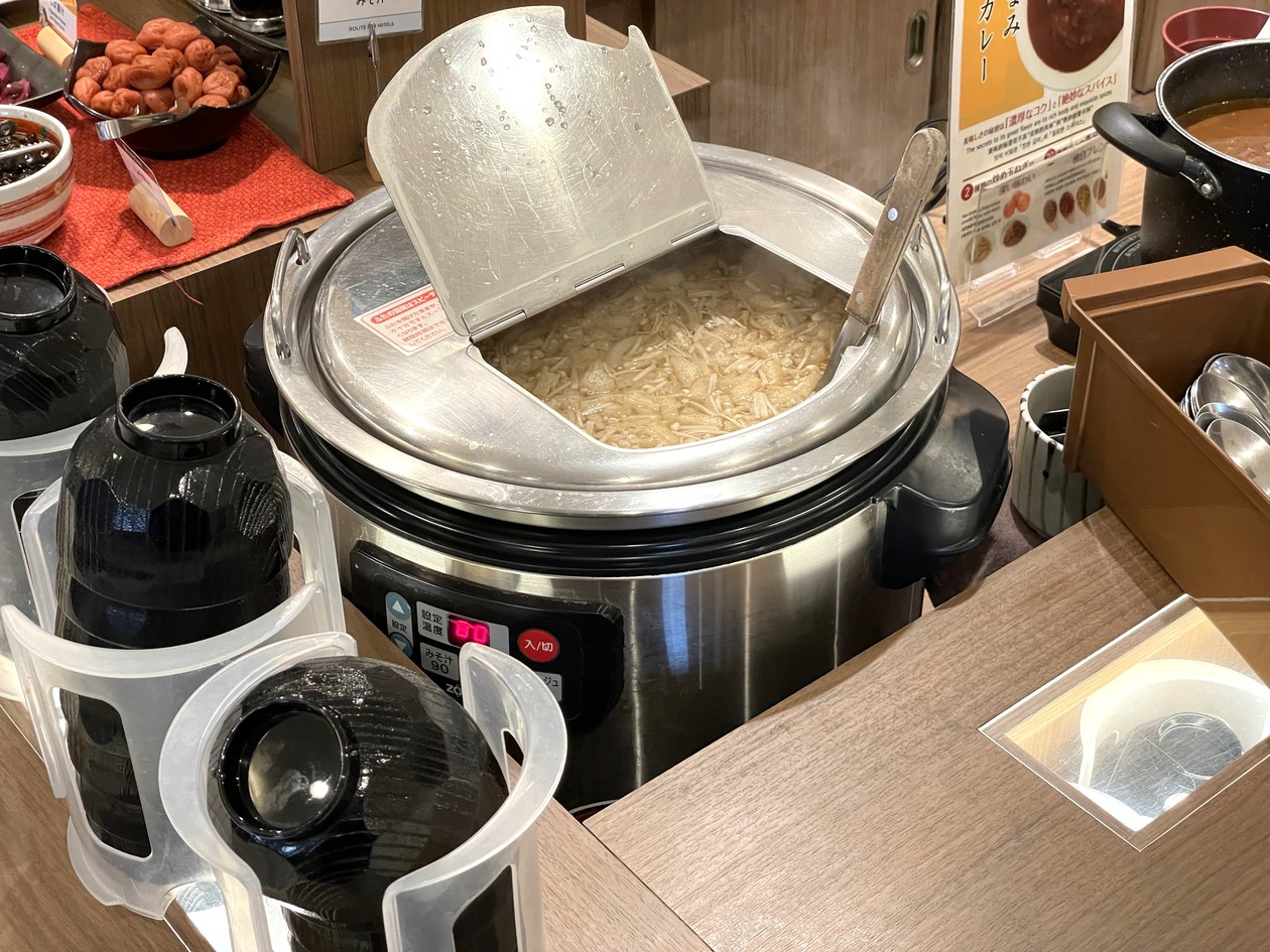 お替りし放題で温かいお味噌汁