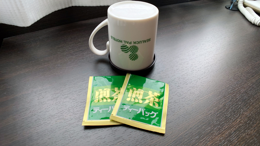 お部屋にマグカップと静岡茶のティーパックをご用意しております。