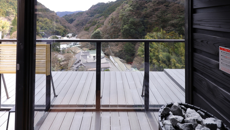 【サウナ】サウナからは奥湯河原の渓谷を眺めることができ、眺望抜群です