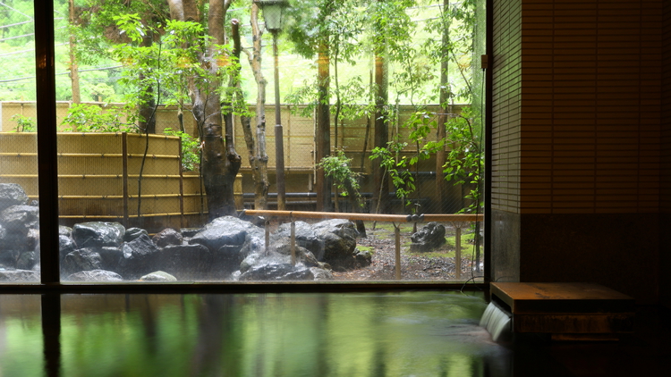 【大浴場】大きな全面ガラスの窓から庭園を望みます