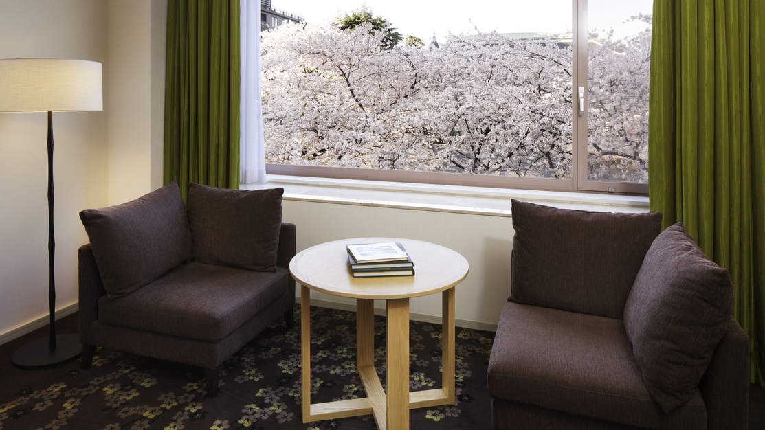 日本庭園ビュールーム（※桜の開花の時期・客室により見え方が異なります。）