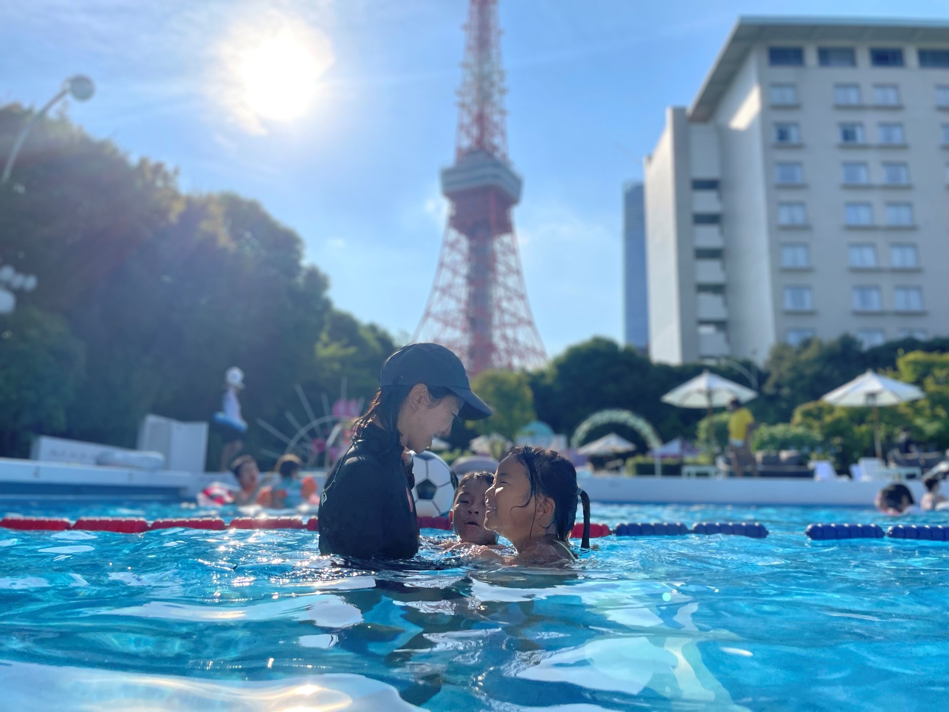デイプール東京タワーを眺めながら、プールを満喫