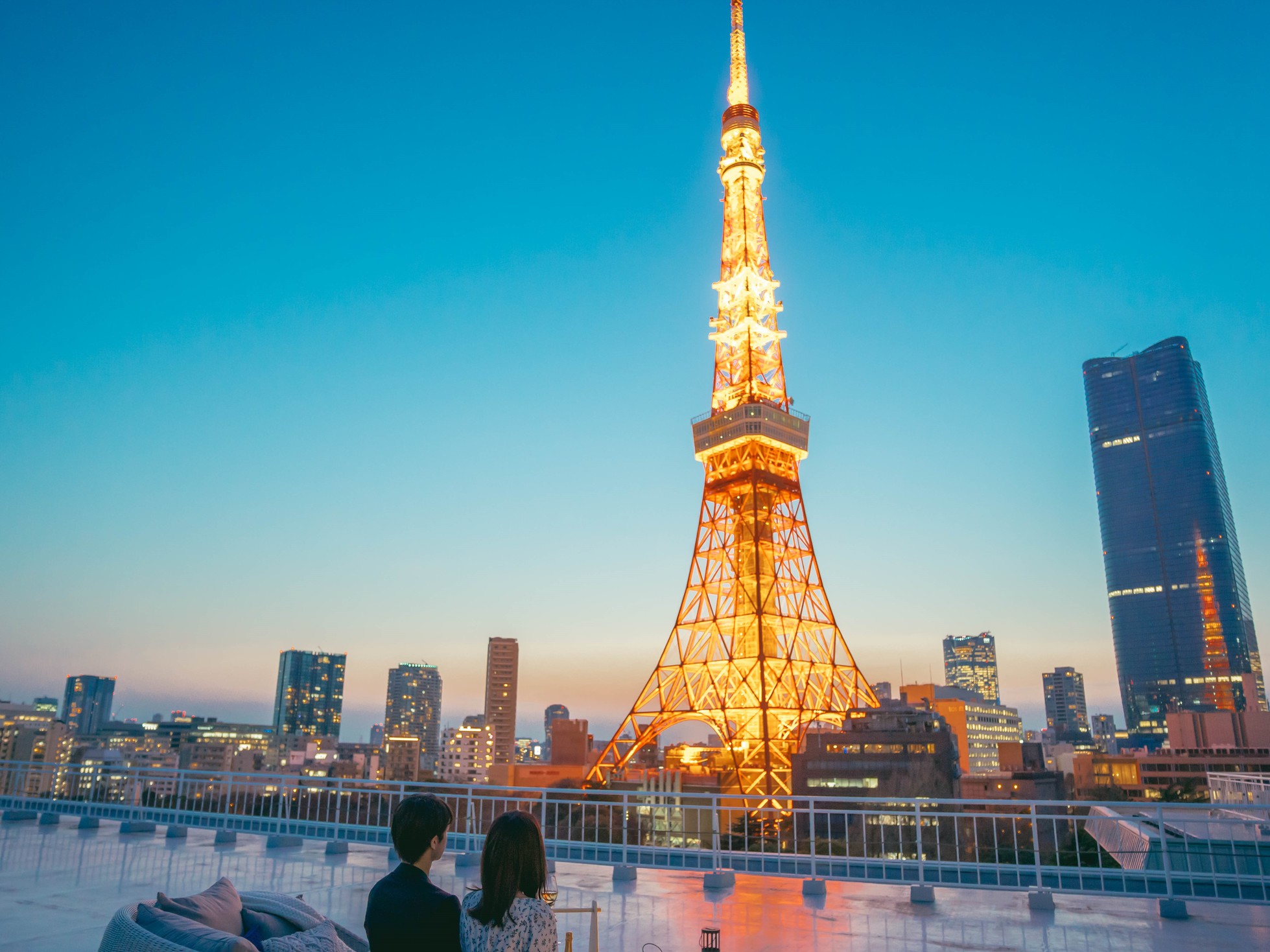 東京タワーを目前に望むホテルの屋上でナイトピクニックイメージ