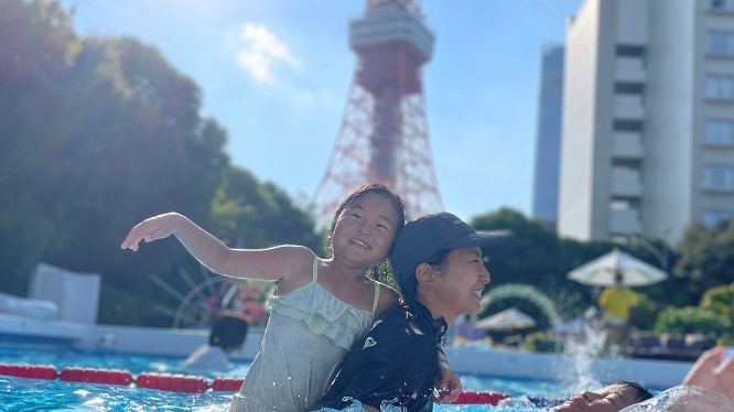デイプール東京タワーを眺めながらプールを愉しむ家族イメージ