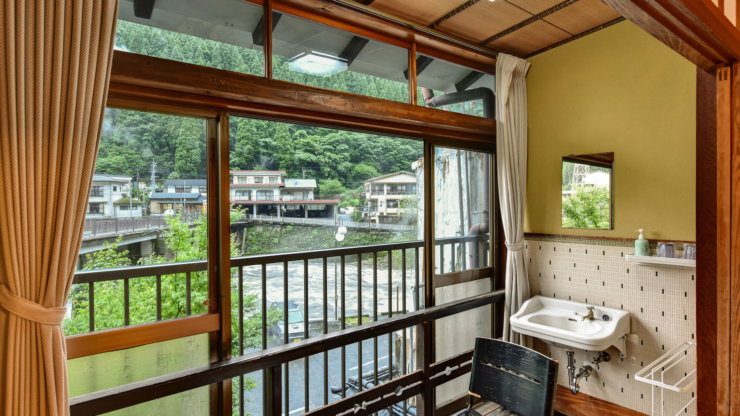 *おまかせ和室6畳（客室一例）/窓際に腰かけて、湯けむり立ち上る温泉郷を眺め、旅情に浸るひと時。