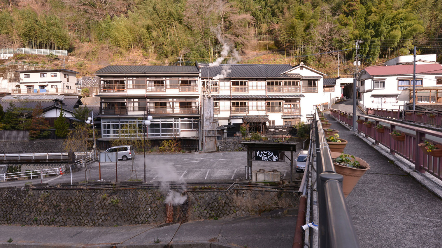 *昭和期の名残りがそのまま残る湯けむり立ち上る杖立温泉郷で癒いのひと時をお過ごし下さい。