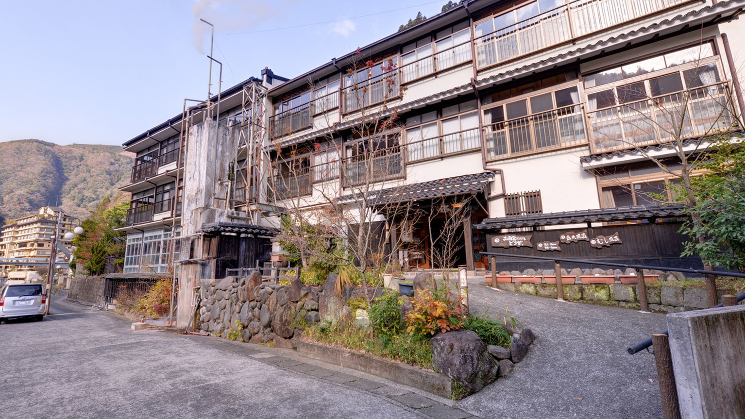 *130年以上の歴史を誇る純和風旅館。湯けむり漂う杖立温泉郷で旅情に浸る休日を。