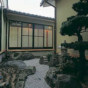 ほっと心が和む空間の中庭