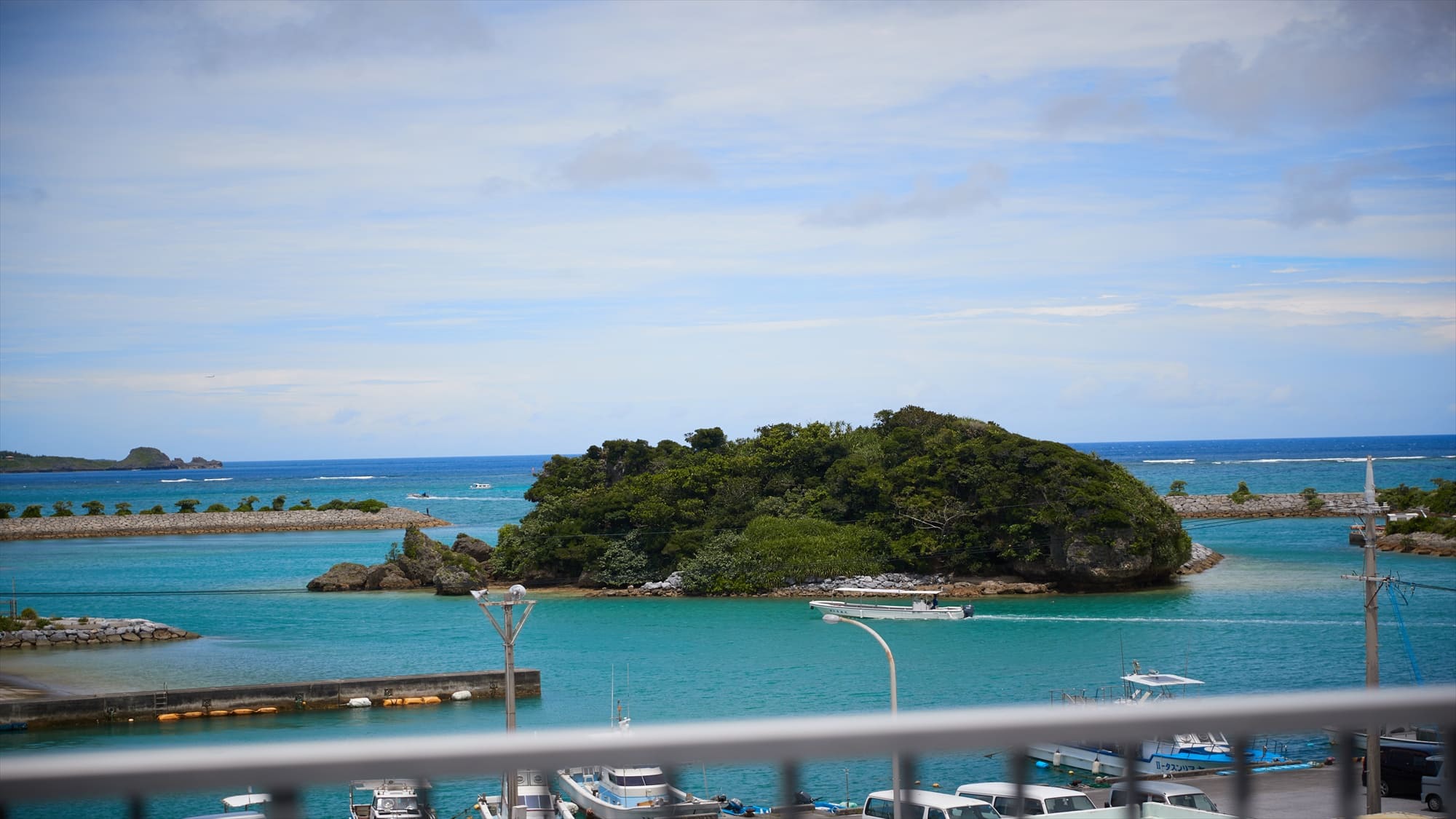  【ホテル周辺風景】恩納村の竜宮の島が目の前に見えます！