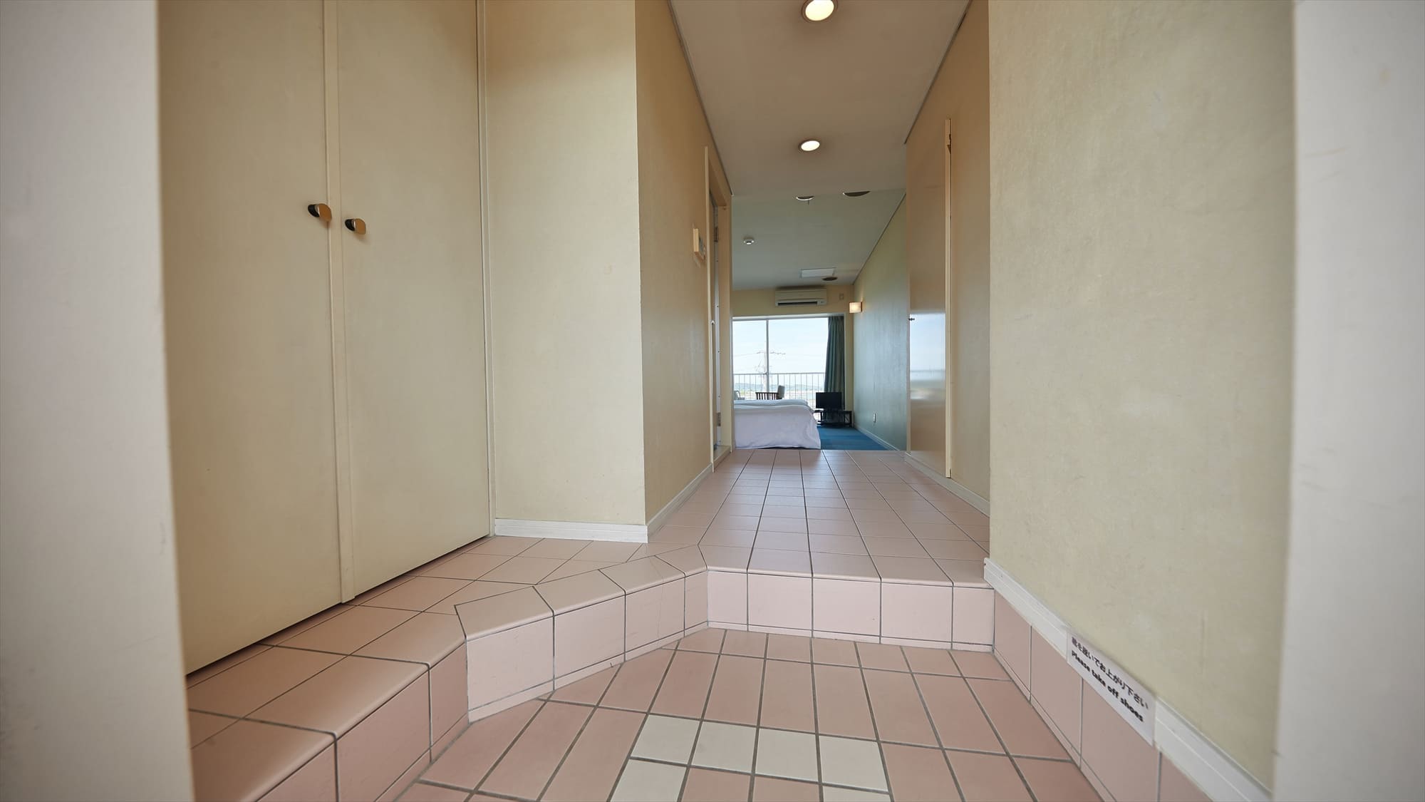 【2階洋室客室一例】ピンクのタイルが印象的な玄関♪