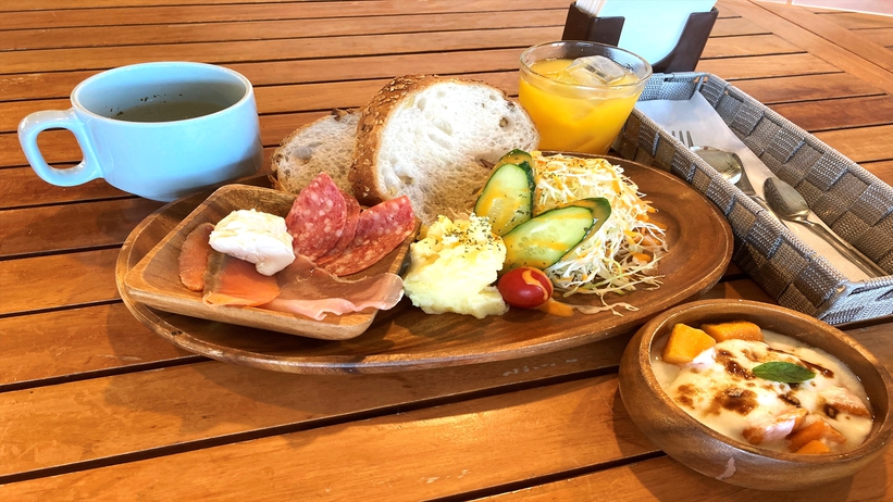 【1Fカフェ&プールバー朝食一例】スモークサーモン・生ハム・サラミのオートミールサンドセット