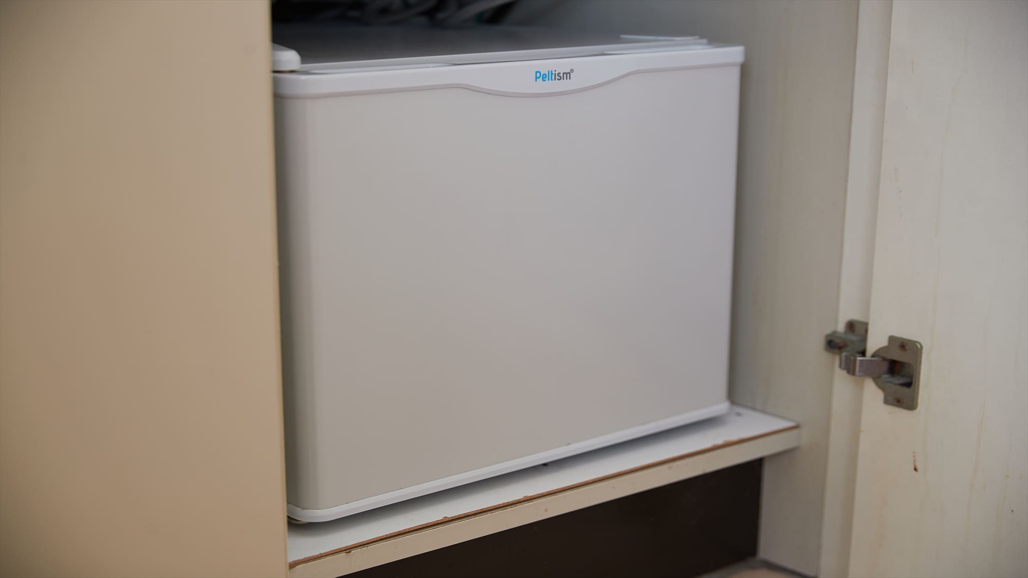  【2階洋室客室一例】冷蔵庫完備で機能性抜群！