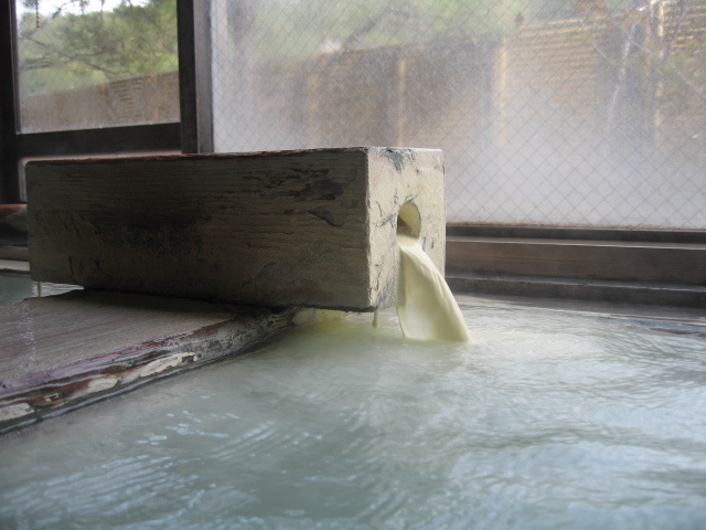 白濁の天然硫黄泉