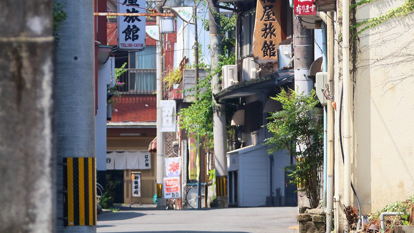 *竹細工店や味噌屋など商人の町の面影が残っています。