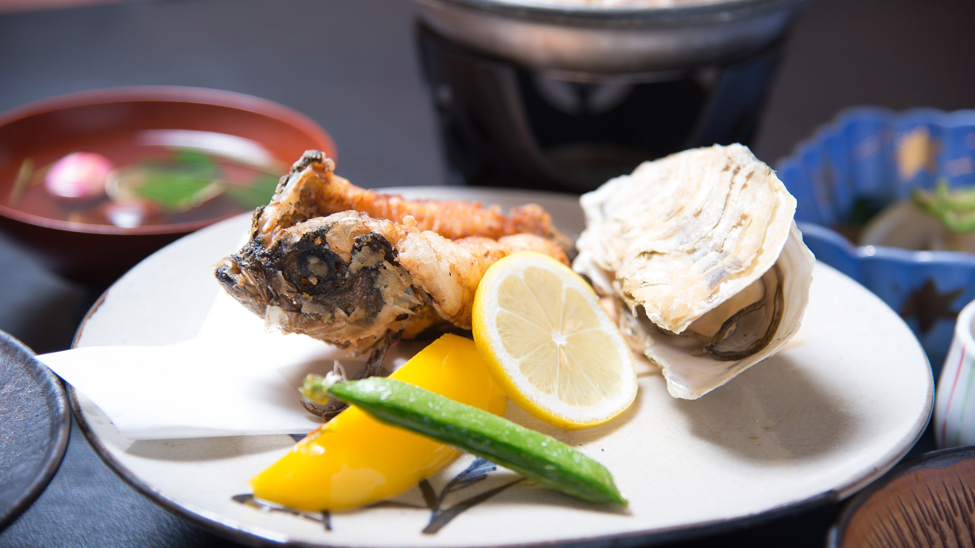 *【夕食一例】八代海でとれる新鮮な魚介類をメインに、旬の食材を使っています。