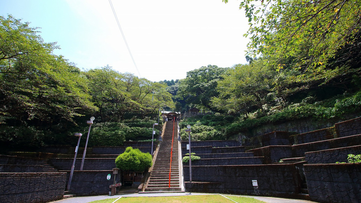 *日奈久温泉神社：600年前孝行息子がお告げを受けて発見したという日奈久温泉。その神様を祭る神社。