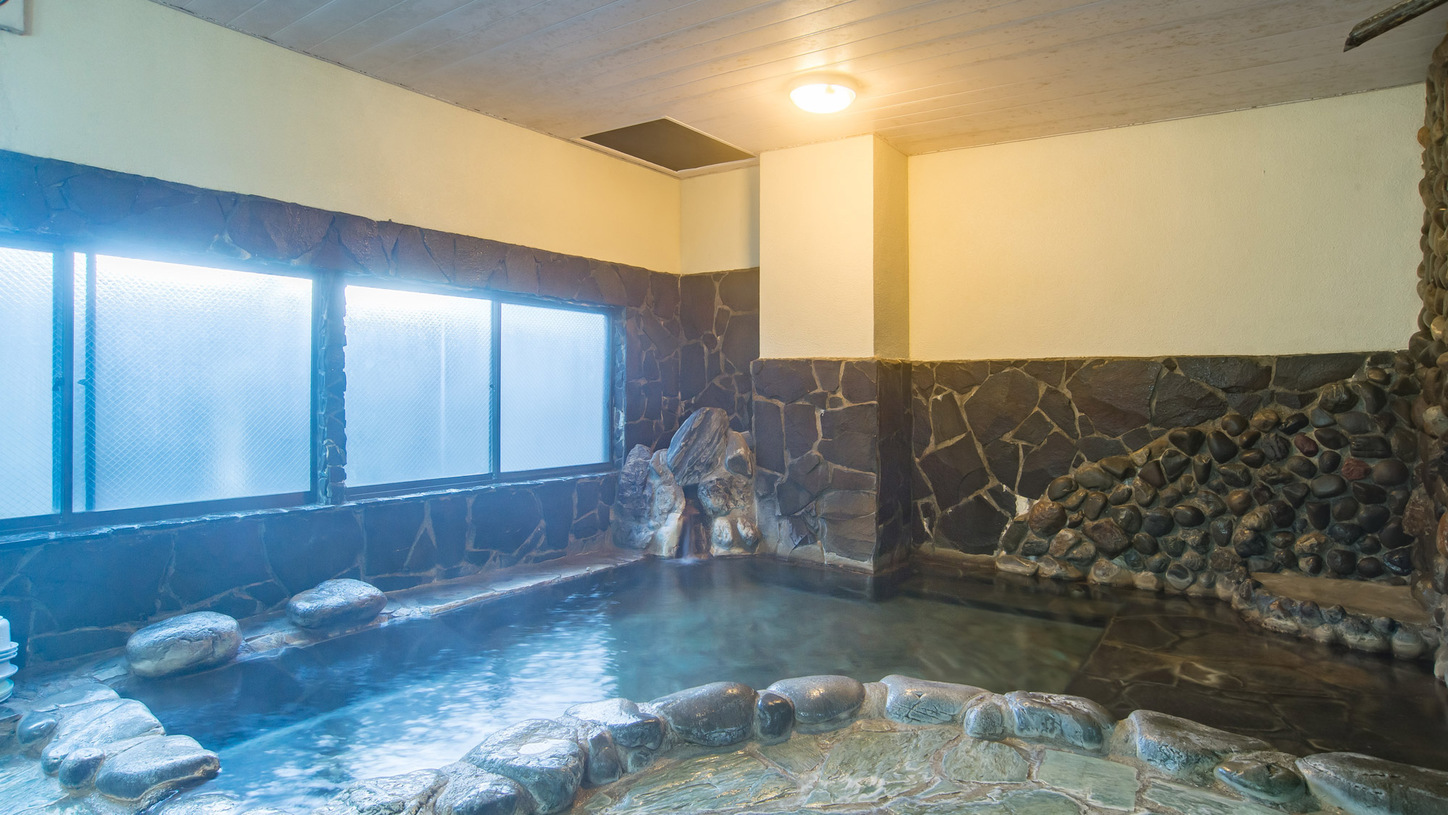 *【大浴場/男湯】球磨川の石を敷き詰めた雰囲気のある岩風呂。