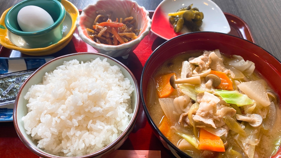 朝からほっと温まる豚汁をご用意いたします