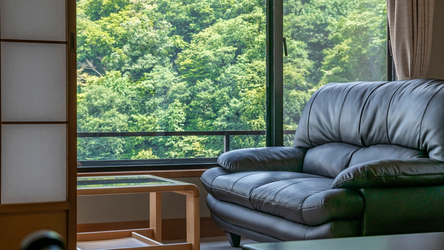 次の間付き客室＊上質な和のしつらえ。お部屋から望む山の景色も特長のひとつ。