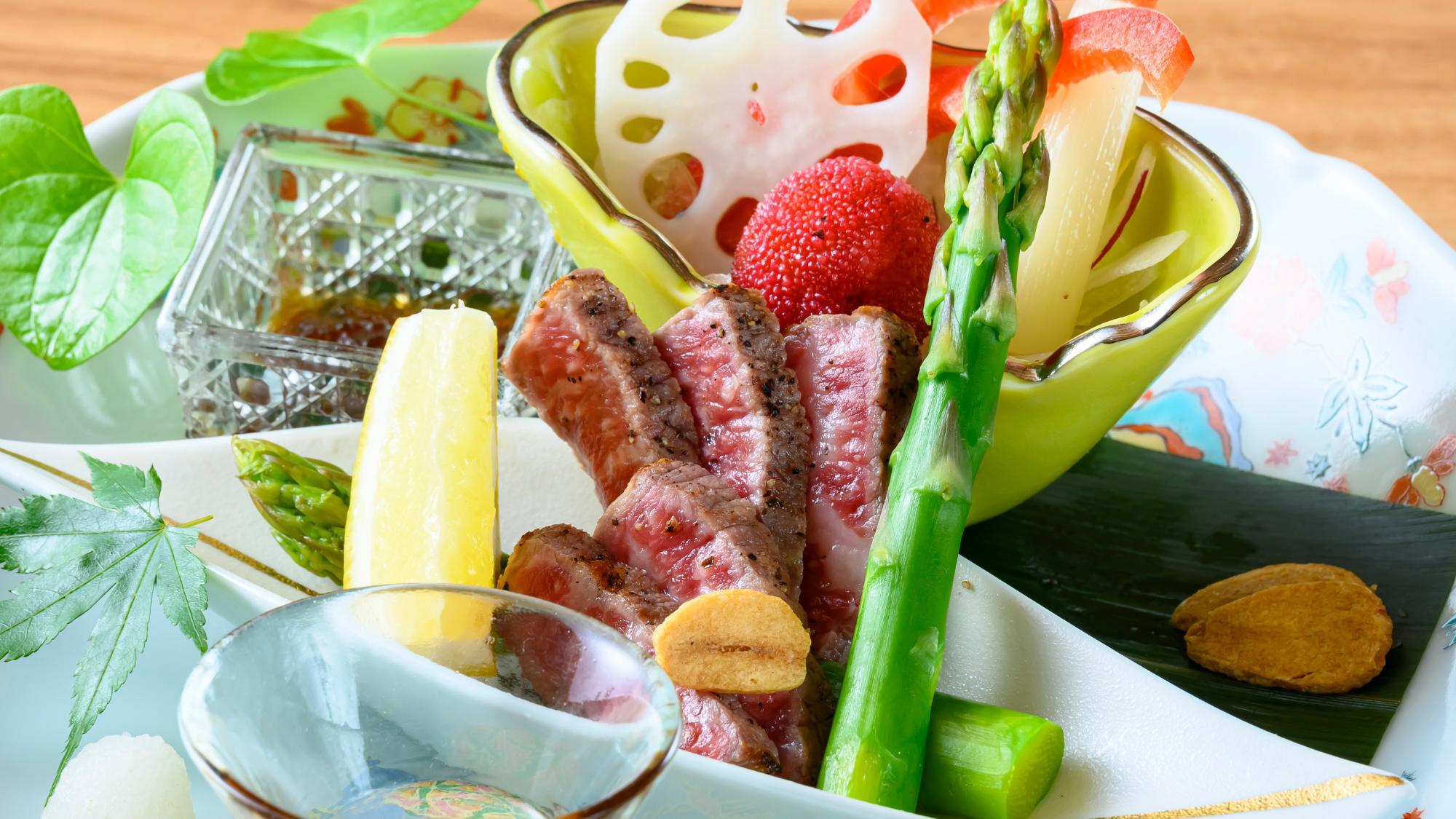 夏の万葉創作和会席。彩り豊かに飾り付けられたお料理は目でも味わえる一品。