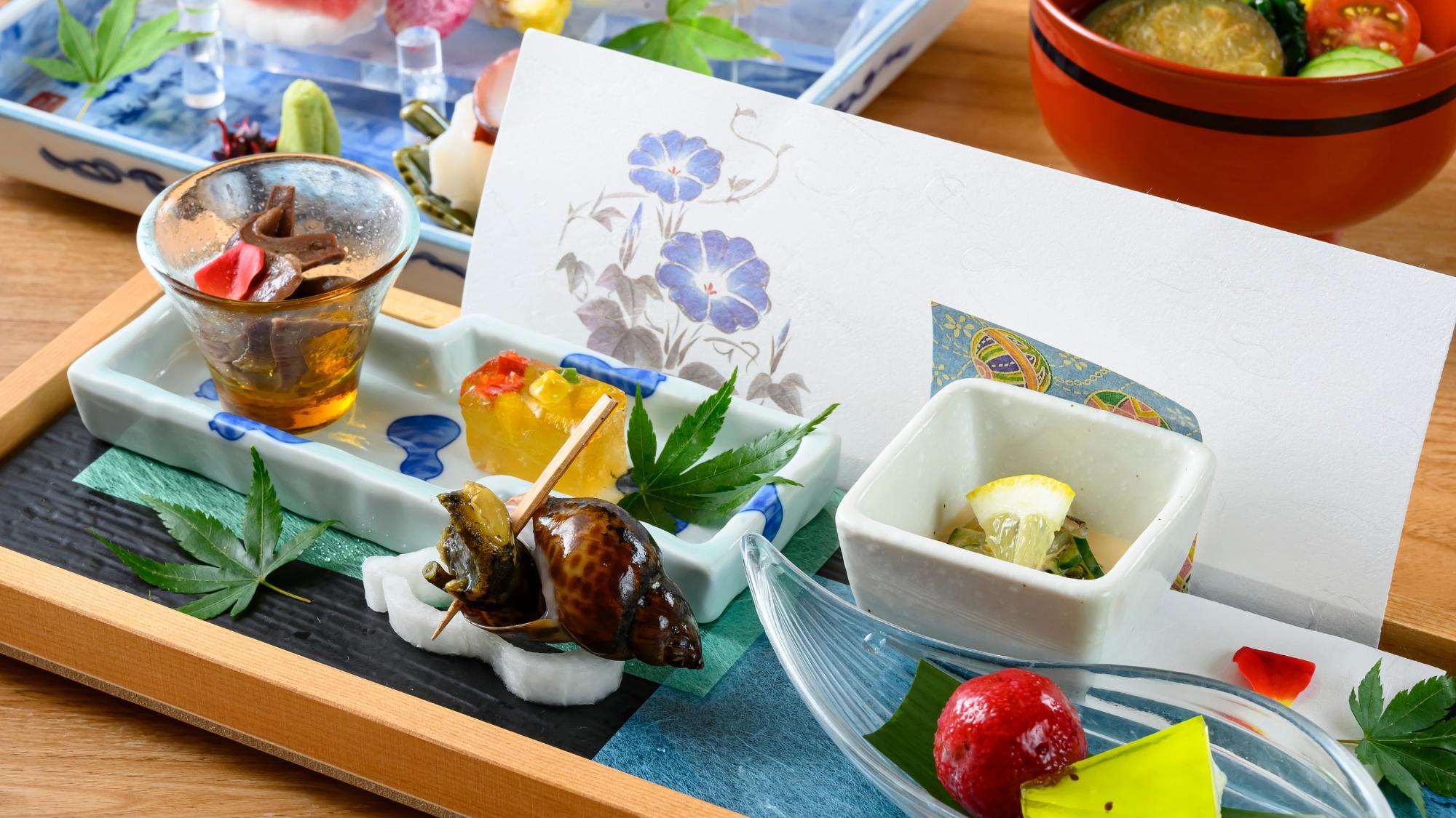 福一の夏のお料理。器から飾り付けまで涼し気な、こだわりのお品です。