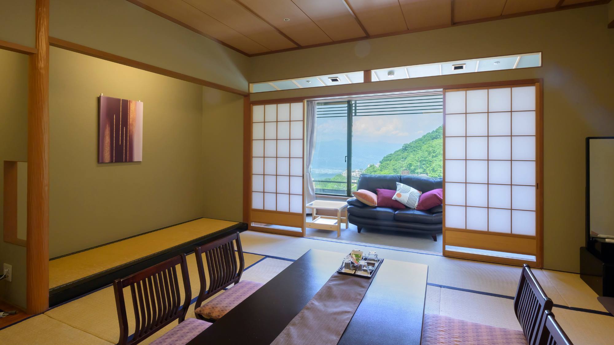 西側のお部屋の窓下には、情緒あふれる石段街と伊香保の街並み。【千樹館展望和室】