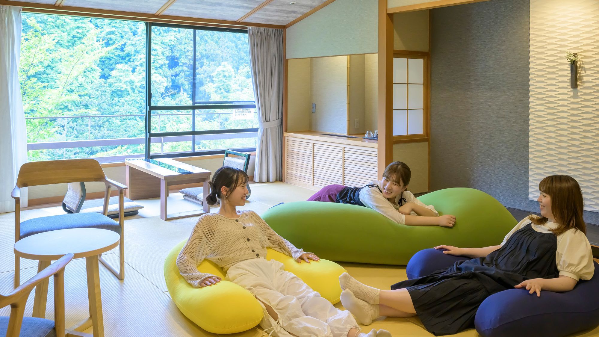 【万葉館和モダン客室—riraku悠りらく—】極上の座り心地「Yogibo」を配した寛ぎの客室