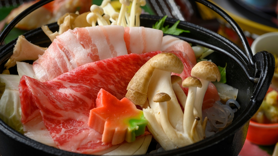秋の味覚に舌鼓。メインに上州もち豚と国産牛の食べ比べ〜ごま味噌仕立て秋鍋をご用意いたします。