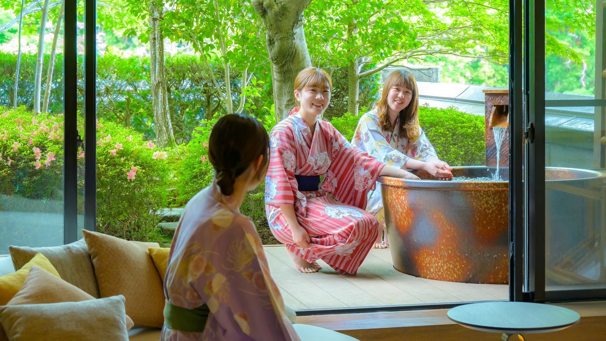 お仲間やご友人同士の大切なご旅行に。万葉館庭園露天風呂付客室で贅沢なご滞在をどうぞ。
