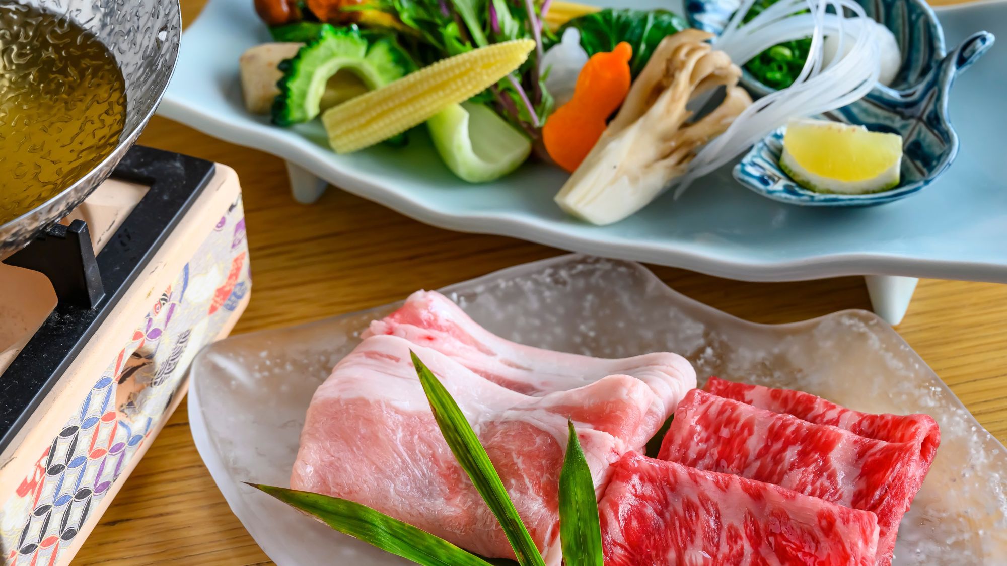 新鮮な夏野菜は旨味が染み出たお出しで味わうしゃぶしゃぶ。二種のお肉を食べ比べでどうぞ。