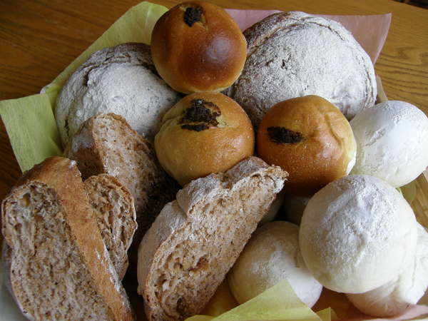 朝は北海道産小麦を使った手作りパンで