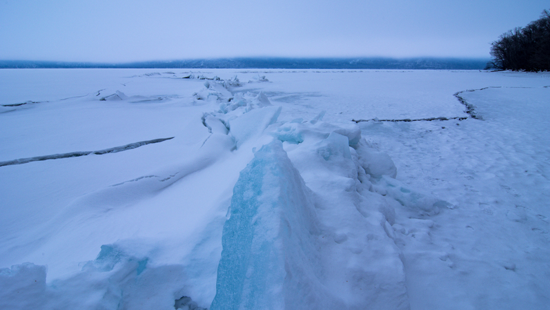 氷に覆われた湖面に亀裂が走る真冬の屈斜路湖