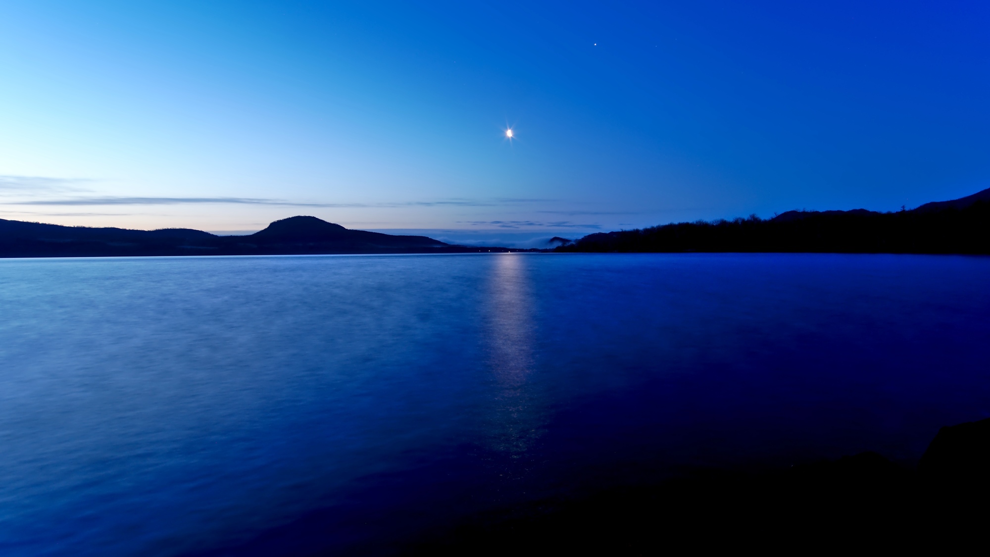 夜明けの屈斜路湖に月明かり