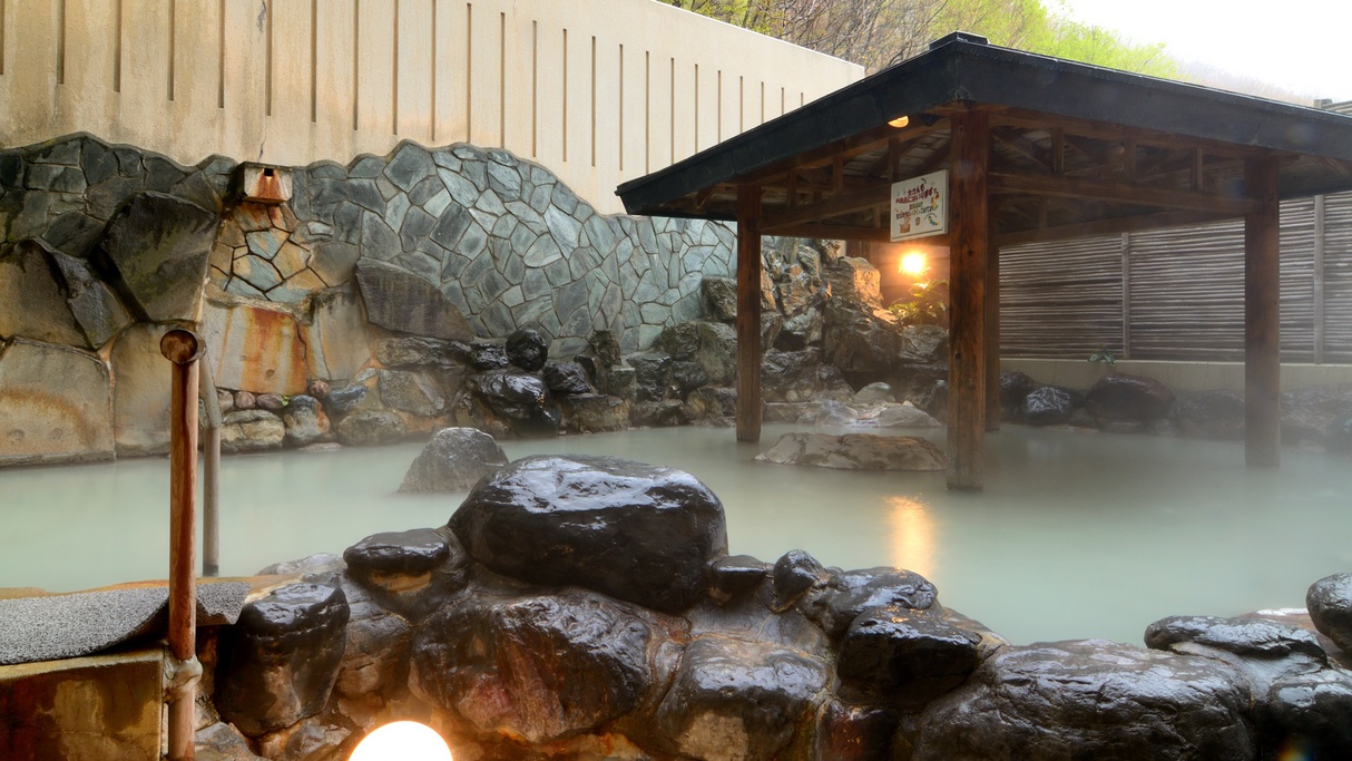 【露天風呂】東屋付き露天風呂で名湯を満喫