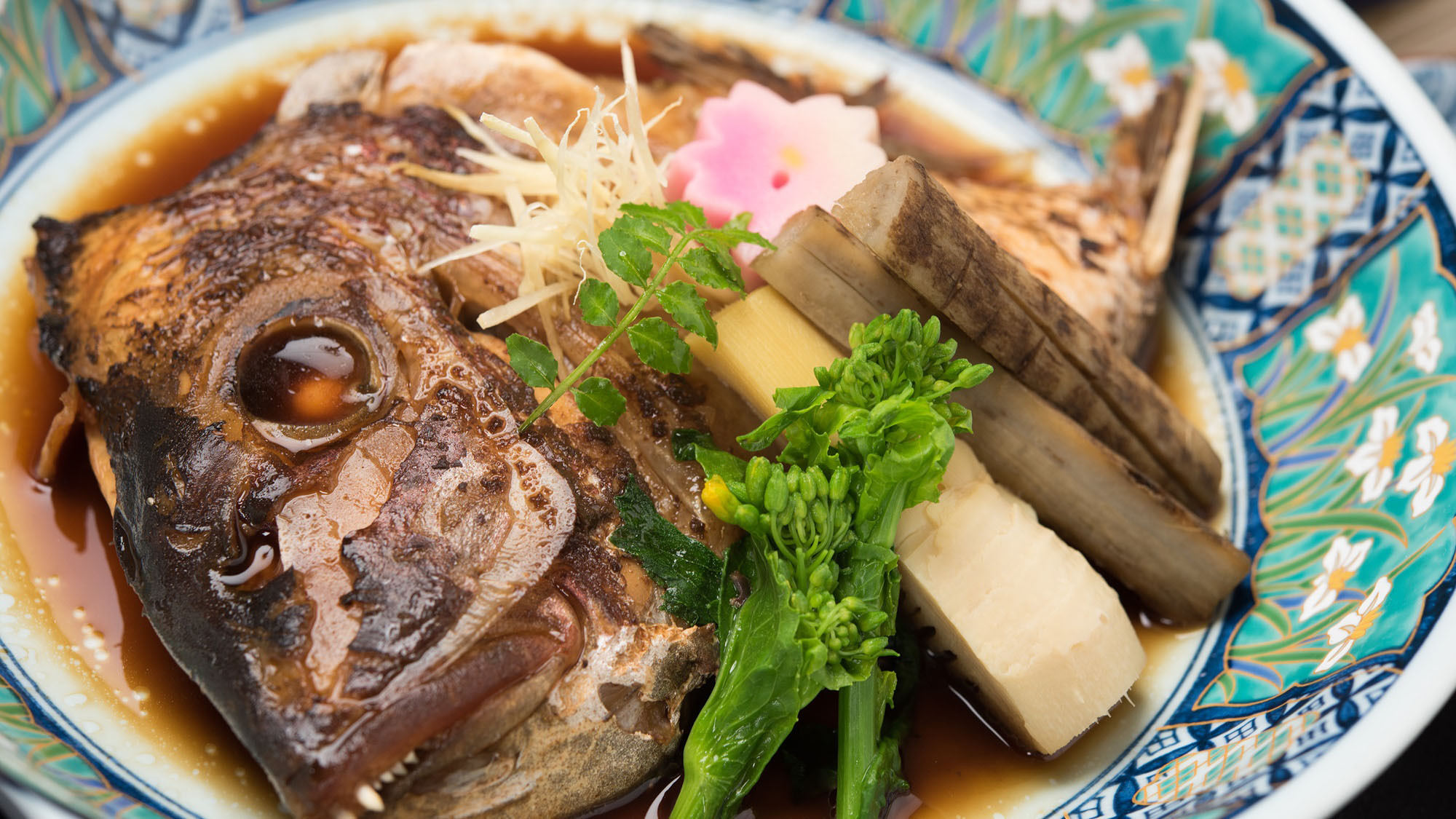 *【夕食一例】鯛のあら煮。旬の食材をご用意した会席となります。