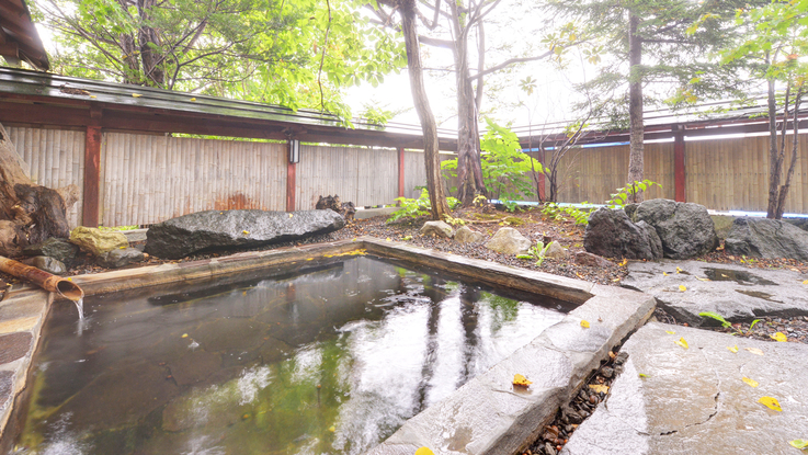 *露天風呂（男湯）/温かい湯船に浸かりながら、自然のぬくもりに心癒されるひと時。