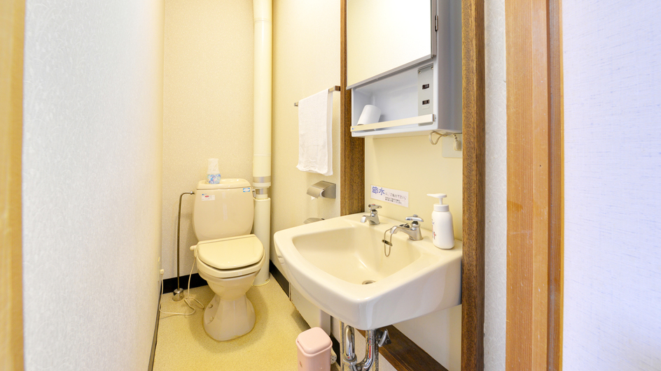 *和室8畳トイレ付（客室一例）/簡素ではございますが、お部屋にトイレを完備いたしております。