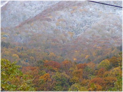 10/26.初雪キロロへ続く毛無山を（ズーム）