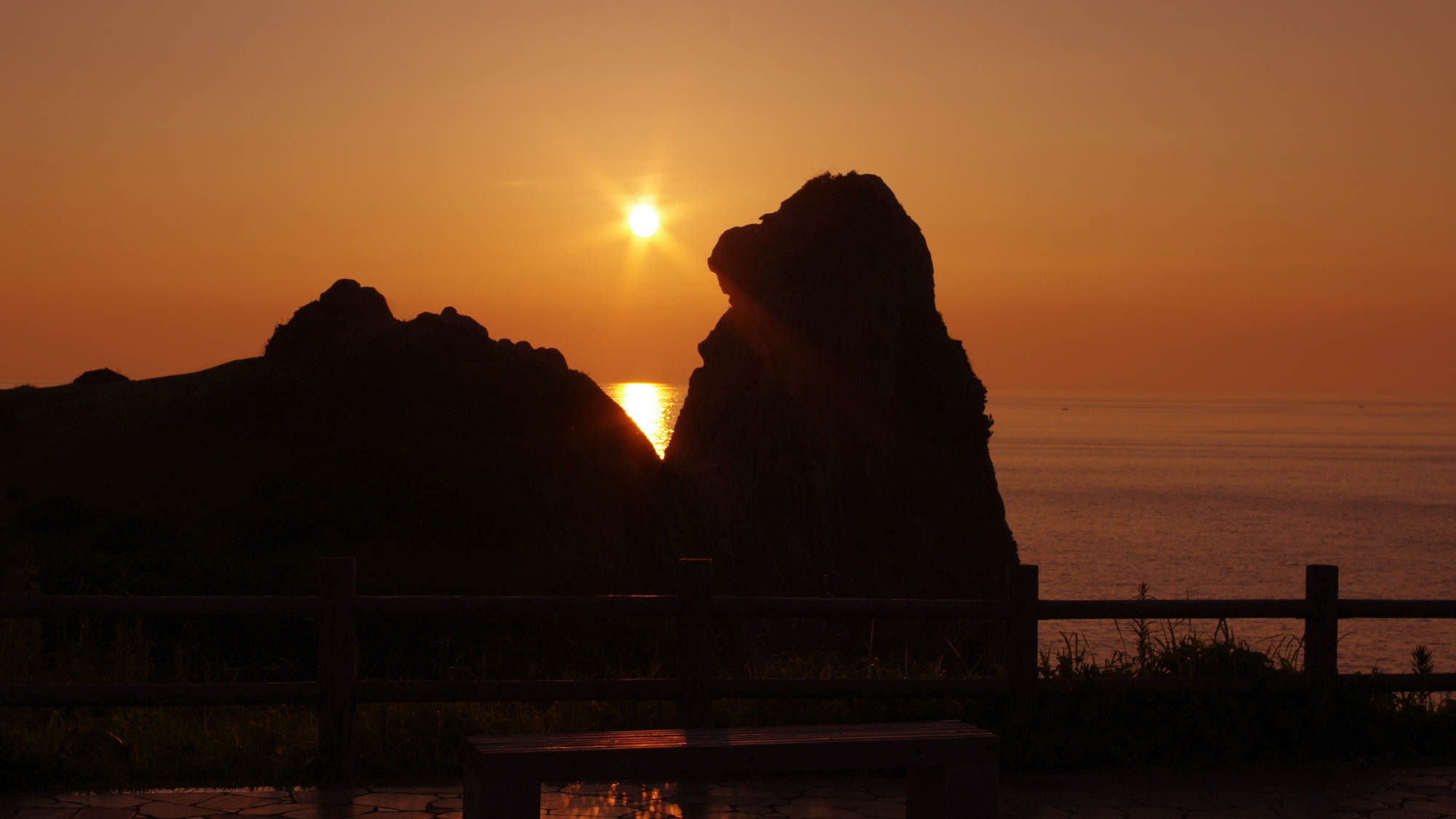 *【猿岩】高さ45ｍの巨大な猿のユニークな形はもちろん、岩越に見える美しい夕陽の絶景も注目。