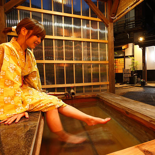 渡月庵玄関前の足湯