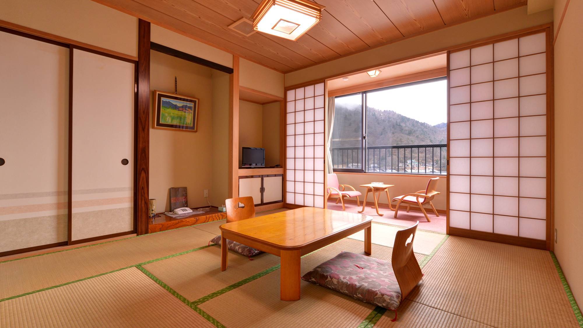 *新館和室8畳/日本百景「中禅寺湖」を望む部屋。まだから入る心地よい風に癒されて。