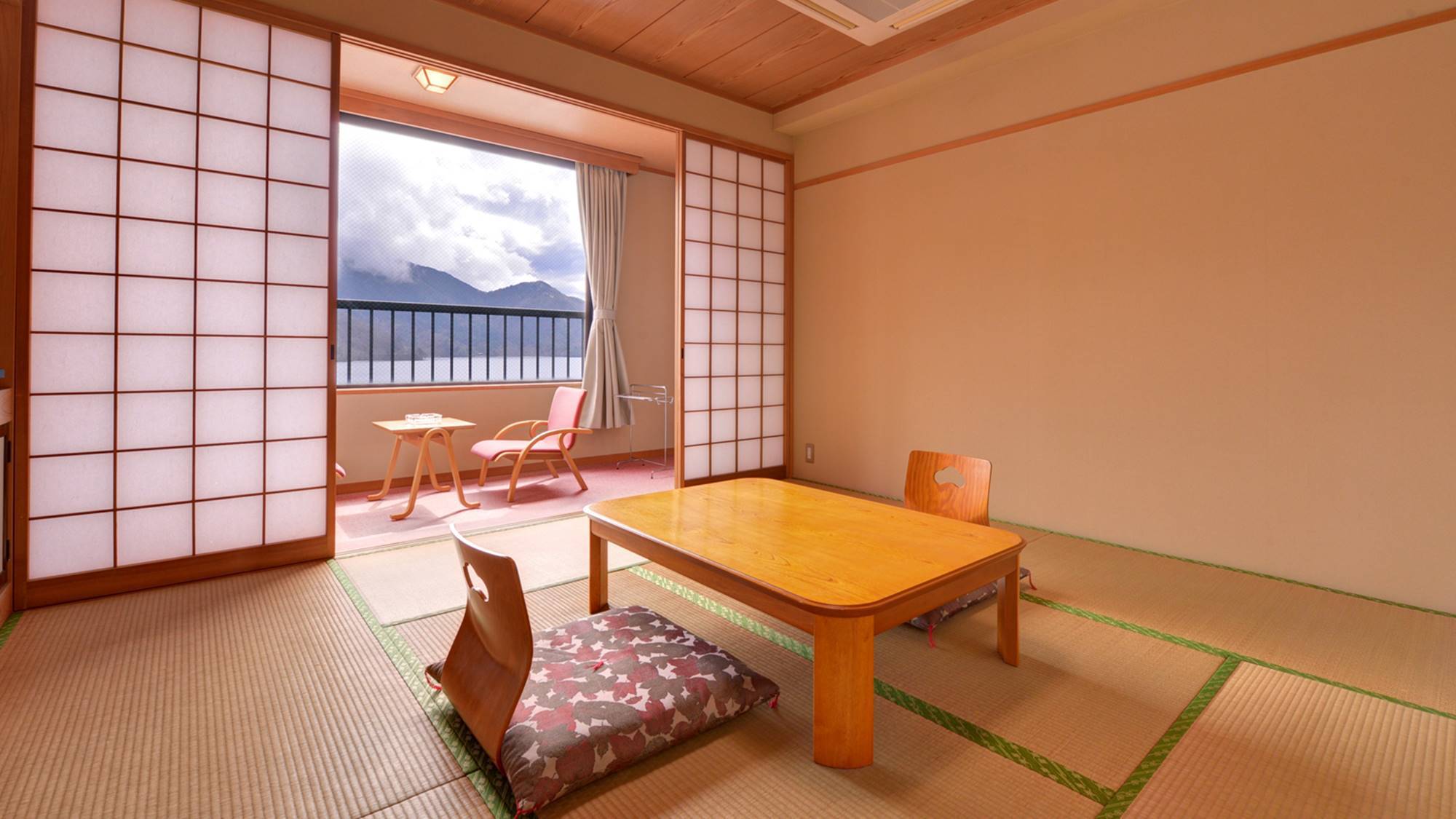 *新館和室8畳/中禅寺湖を望むお部屋で、団らんのひと時をお過ごし下さい。