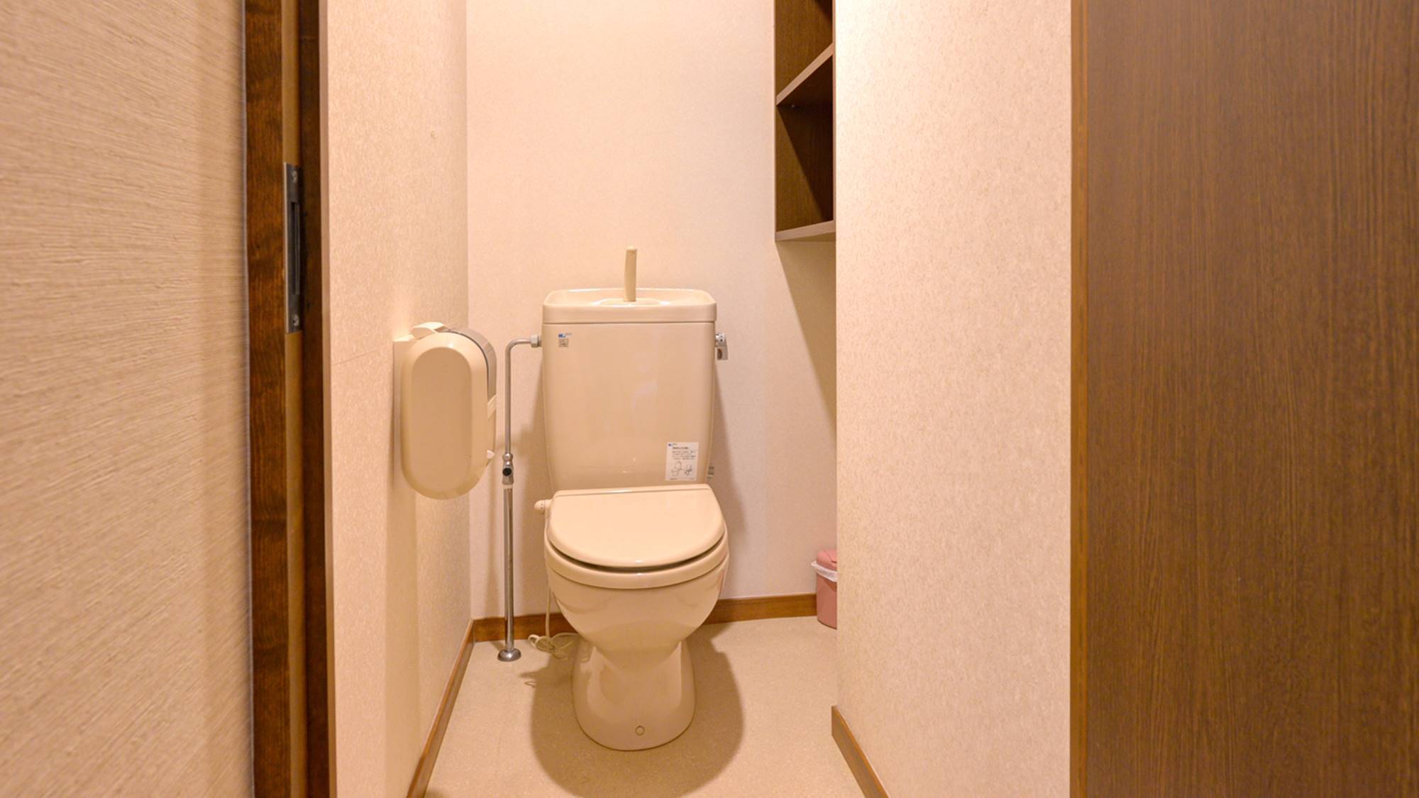 *新館和室10畳/少々手狭ではございますが、清潔感を心掛けたお手洗いスペース。
