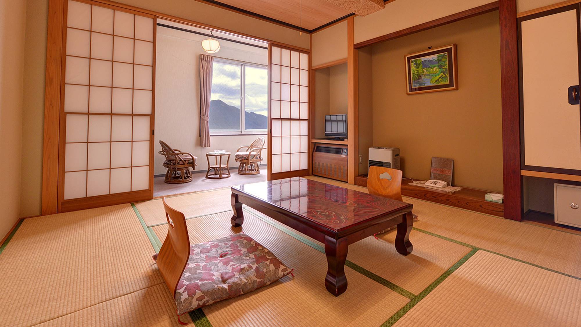 *本館和室8畳/純和風の落ち着きある和室のお部屋。窓から望む中禅寺湖の絶景をご堪能下さい