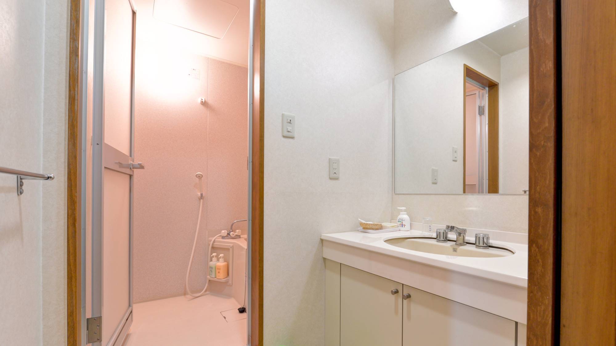 *新館和室8畳/ゆっくりお仕度できる洗面スペース。ご入浴も広々ご使用いただけます。