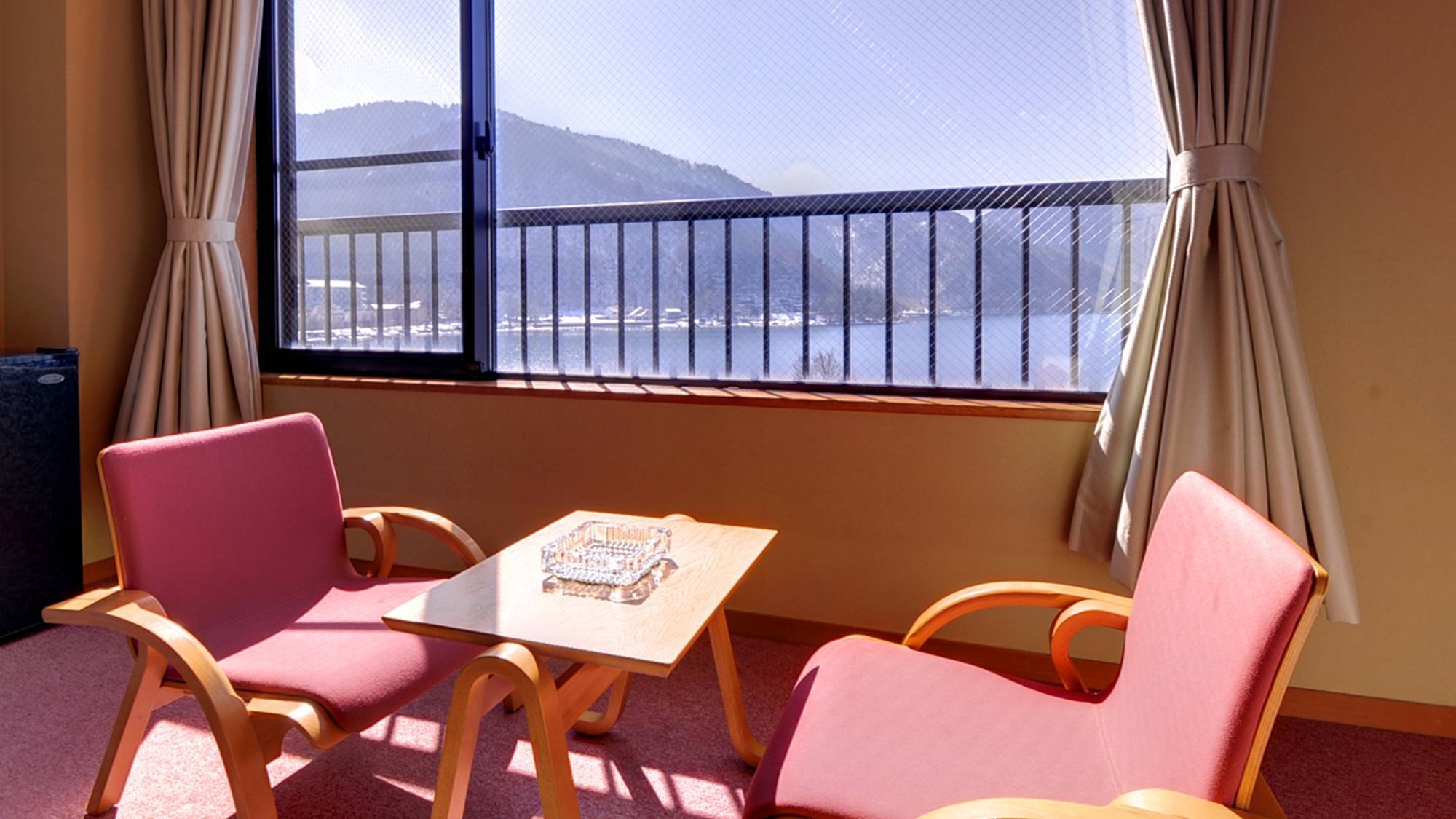 *新館和室8畳/窓辺の椅子に腰かけて、日本百景を眺めながらごゆっくりとお寛ぎ下さい。